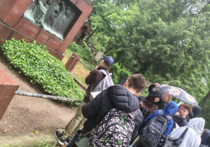 Grupa dzieci poznaje historię Cmentarza Starego