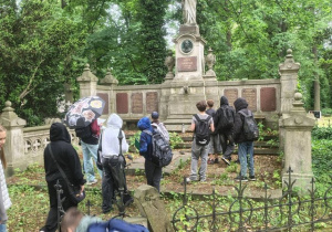 Grupa dzieci poznaje historię Cmentarza Starego
