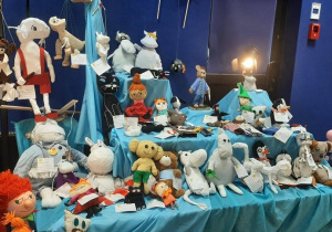Zdjęcie przedstawia lalki wykonane przez uczniów łódzkich szkół