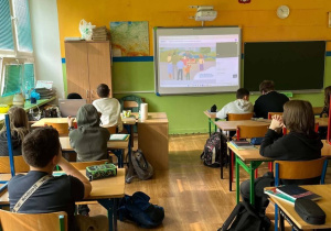 Zdjęcie przedstawia uczniów siedzących w sali lekcyjnej podczas realizacji projektu edukacyjnego