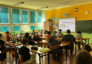 Zdjęcie przedstawia uczniów siedzących w sali lekcyjnej podczas realizacji projektu edukacyjnego