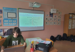 Zdjęcie przedstawia ucznia podczas realizacji zajęć z bezpieczeństwa