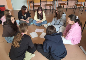 Zdjęcie przedstawia dziewczynki podczas realizacji zajęć z bezpieczeństwa