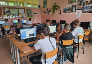 Zdjęcie przedstawia uczniów podczas realizacji zajęć z bezpieczeństwa