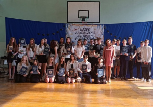 Zdjęcie przedstawia uczniów klasy 8 podczas uroczystości zakończenia szkoły