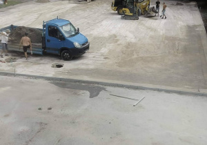 Zdjęcie przedstawia prace remontowe na szkolnym boisku