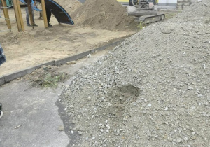 Zdjęcie przedstawia prace remontowe na szkolnym boisku