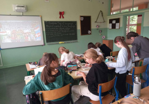 Uczennice w czasie wykonywania prac plastycznych