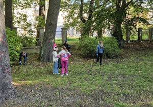 Dzieci sprzątają teren parku