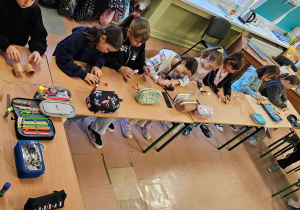 Dzieci wykonują zadanie plastyczne