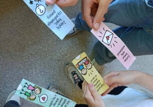 Uczniowie czytają swoje wyzwania