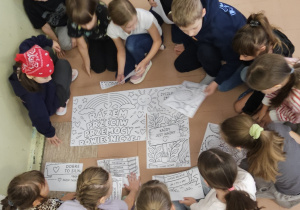 Dzieci pracują w grupie