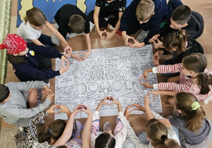 Dzieci tworzą plakat z puzzli