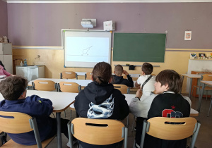 Uczniowie biorą udział w warsztatach