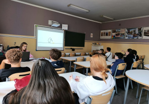 Uczniowie biorą udział w warsztatach