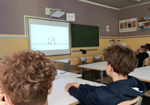 Uczniowie biorą udział w warsztatach