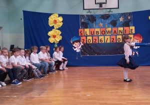 Pani dyrektor dokonuje aktu pasowania