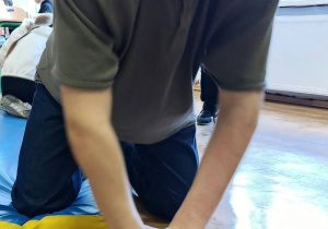 Uczniowie wykonują resuscytację