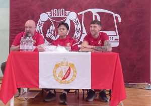 Piłkarze Widzewa w czasie rozmowy z uczniami