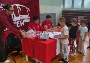 Piłkarze Widzewa rozdają autografy