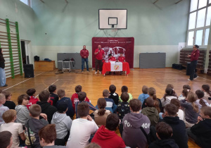 Piłkarze Widzewa w czasie rozmowy z uczniami