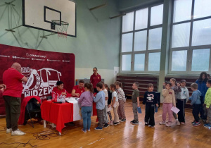 Piłkarze Widzewa rozdają autografy
