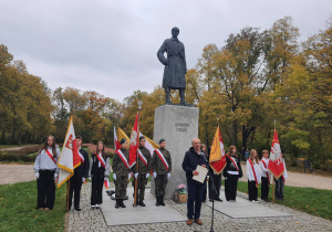 Warta honorowa pod Pomnikiem Legionisty oraz przemówienie p. P. Luniaka