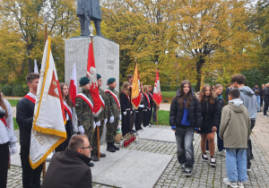 Złożenie zniczy pod Pomnikiem Legionisty