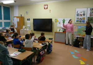 Uczennice klasy 6a prowadzą warsztaty dla dzieci z klasy trzeciej