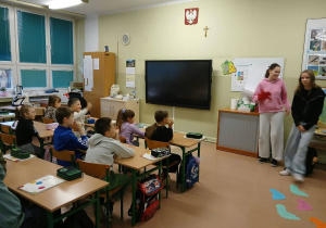 Uczennice klasy 6a prowadzą warsztaty dla dzieci z klasy trzeciej