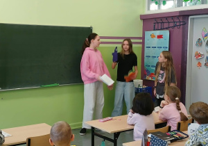 Uczennice klasy 6a prowadzą warsztaty dla dzieci z klasy trzeciej