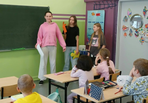 Uczennice klasy 6a prowadzą warsztaty dla dzieci z klasy trzeciej