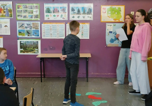 Uczennice klasy 6a prowadzą warsztaty dla dzieci z klasy trzeciej