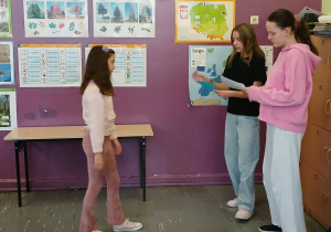 Uczennice klasy 6a prowadzą warsztaty dla dzieci z klasy trzeciej