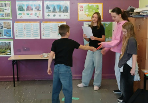 Uczennice klasy 6a prowadzą warsztaty dla dzieci z klasy trzeciej