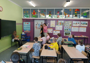 Uczennice klasy 6a prowadzą warsztaty dla dzieci z klasy trzeciej
