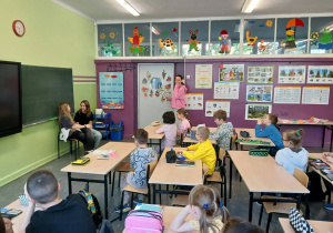 Uczennice klasy 6a prowadzą warsztaty dla dzieci z klasy trzeciej