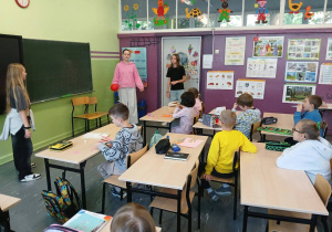 Uczennice klasy 6a prowadzą warsztaty dla dzieci z klasy trzeciej