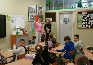 Uczennice klasy 6a prowadzą warsztaty dla dzieci z klasy trzeciej