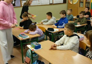 Uczennice klasy 6a prowadzą warsztaty dla dzieci z klasy trzeciej