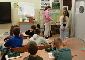 Uczennice klasy 6a prowadzą warsztaty dla dzieci z klasy trzeciej