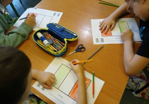 Dzieci kolorują flagę Włoch