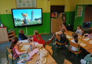 Dzieci oglądają film o ciekawych miejscach we Włoszech