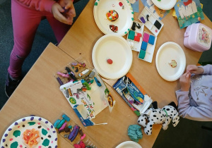 Dzieci wykonują pracę plastyczną