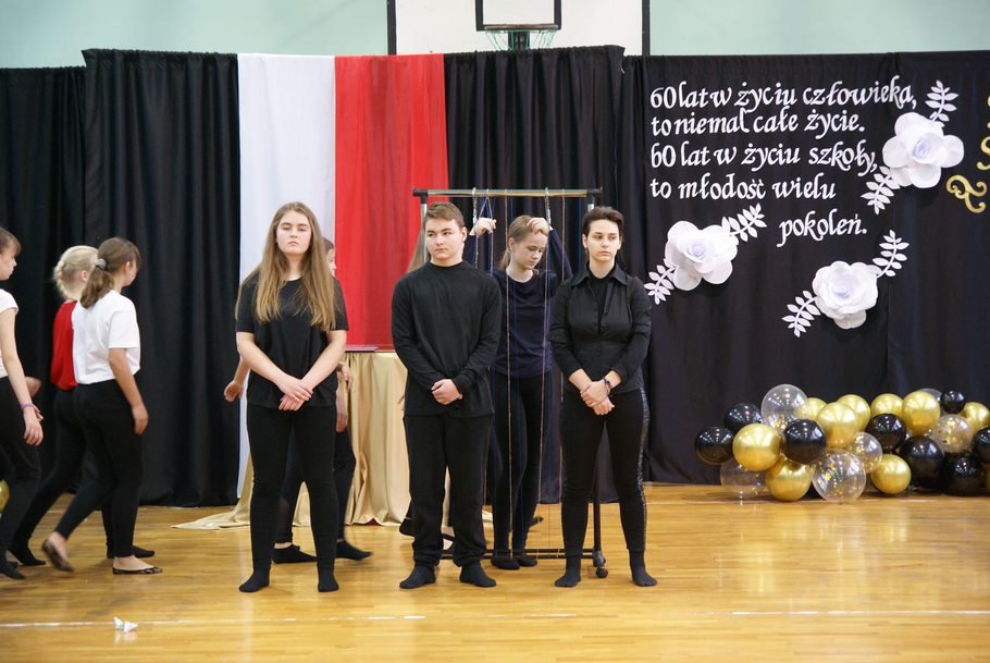 zdjęcie przedstawia uroczystość 60-lecia szkoły