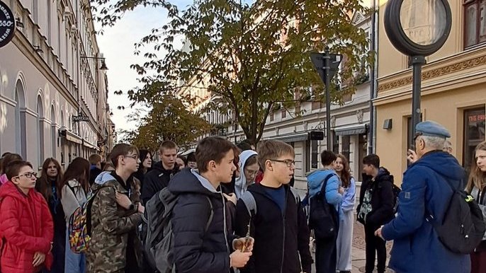 zdjęcie przedstawia dzieci podczas zajęć regionalnych
