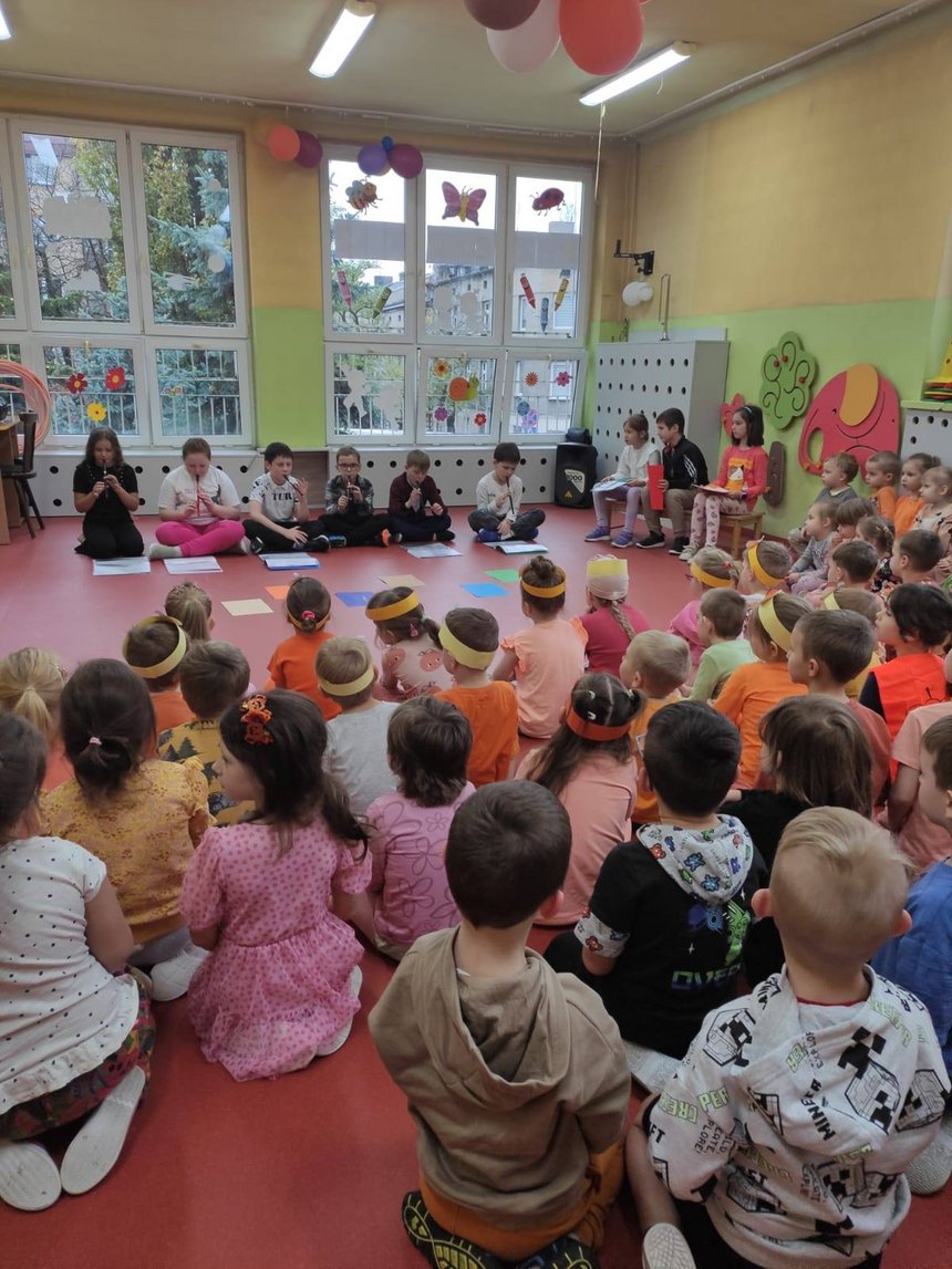 zdjęcie przedstawia dzieci w przedszkolu podczas jesiennego koncertu muzycznego