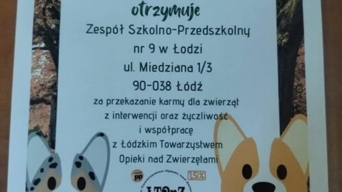 zdjęcie przedstawia dyplom podziękowanie za zbi&oacute;rkę karmy dla zwierząt ze schroniska