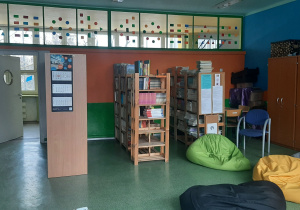 Zdjęcie przedstawia pomieszczenie biblioteki szkolnej