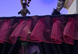 Zdjęcie przedstawia teatrzyk kukiełkowy
